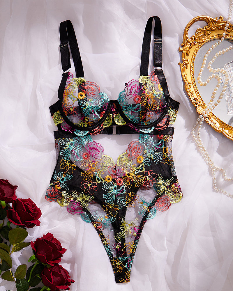 Monica™ | Elegante Mesh Lingerieset met Bloemenborduursel & Cut-Out Accenten
